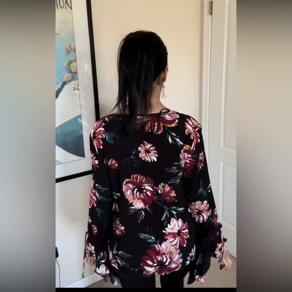 1.state black floral bell sleeve v neck top size M - Picture 2 of 8